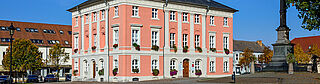 Einkaufen in Templin. Historisches Rathaus von Templin auf dem Marktplatz bei blauem Himmel.